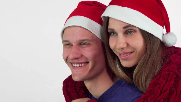 Hermosa feliz pareja de Navidad sonriendo alegremente, mirando hacia otro lado —  Fotos de Stock