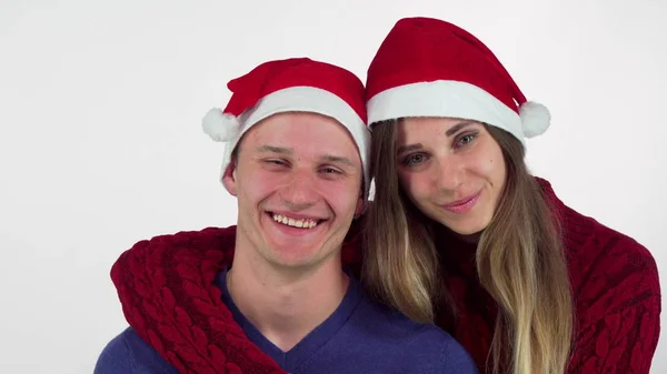 Счастливая рождественская пара обнимается и улыбается друг другу — стоковое фото
