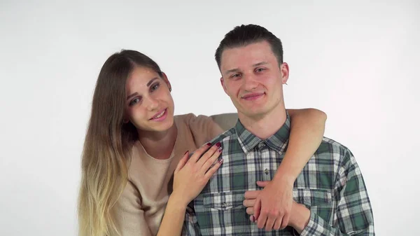 Magnifique jeune couple amoureux étreignant, se regardant avec amour — Photo