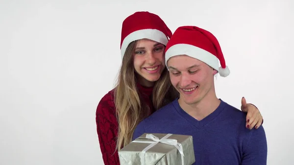 Mulher linda dando surpresa de Natal para seu namorado bonito — Fotografia de Stock