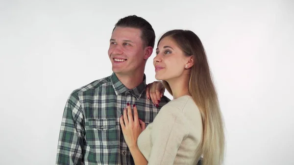 Adorável casal feliz abraçando, olhando para longe sonhadoramente juntos — Fotografia de Stock