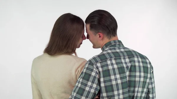 Visão traseira tiro de um casal amoroso tocando com seus narizes enquanto abraçando — Fotografia de Stock