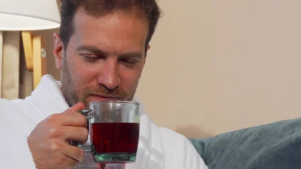 Boldog érett ember élvezi szagú ízletes forró tea, otthon pihen — Stock Fotó