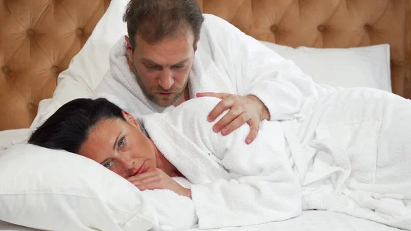 Olgun kadın dissapointed, kocası yatakta onunla konuşmaya çalışırken arıyorsunuz