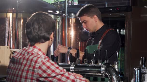 Veselá barman lejt pivo pro svého zákazníka — Stock video