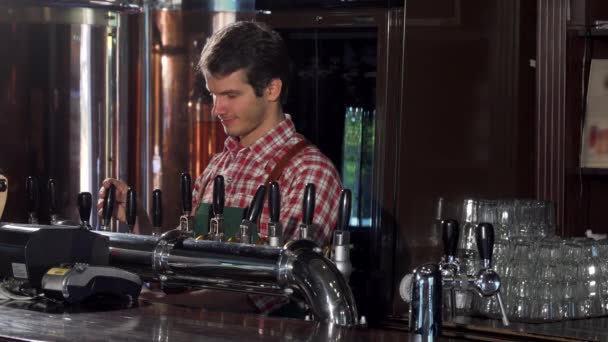 Maschio barista versando e servendo deliziosa birra artigianale al suo pub — Video Stock