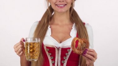 Tanınmayan seksi Oktoberfest kız gülümseyerek, holding bira ve cips dirndl