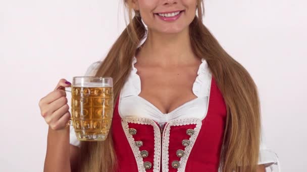 Underbara Oktoberfest kvinnan i sexiga dirndl klä hålla öl visar tummen — Stockvideo