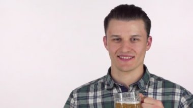 Mutlu bir şekilde gülümseyerek lezzetli bira içme mutlu genç adam heyecanlı, seyir