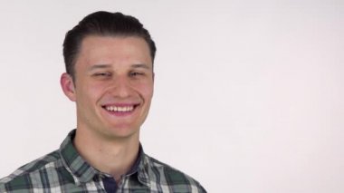 Lezzetli bira kupa ile sarılma gözleri kapalı, gülümseyerek mutlu bir genç adam. Bir bira bardağı yanağını sürtünme lezzetli bira, sevgi dolu yakışıklı çekici adam. Kafeler, barlar, restaurant konseptini