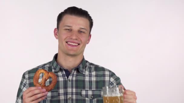 Beau homme joyeux tenant une délicieuse bière dans une tasse à la caméra — Video
