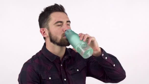 Uomo attraente che beve acqua fresca da una bottiglia — Video Stock