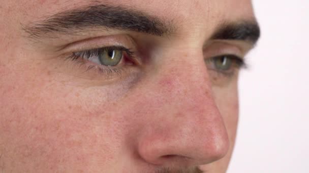 Augen eines Mannes, der nachdenklich wegblickt — Stockvideo