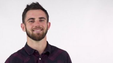 Sevinçle gülümseyen kopya alanı işaret mutlu yakışıklı adam