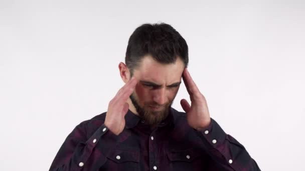 Jonge man die lijden aan vreselijke hoofdpijn, wrijven zijn tempels met baard — Stockvideo