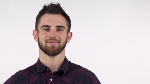Boldog szép szakállas mosolyogva találat remek elszigetelt — Stock videók