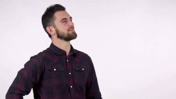 Barbudo homem bonito feliz sorrindo, segurando espaço cópia em sua mão — Vídeo de Stock