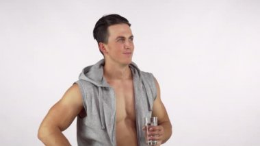 Mutlu sporcu içme suyu salonunda dışarı çalıştıktan sonra gösteri yaşasın