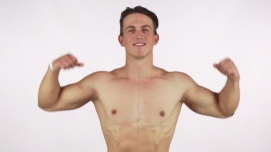 Onun pazı, esneme genç neşeli vücut geliştirmeci kameraya gülümseyen