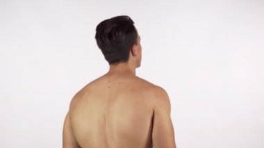 Dikiz atış bir kas gömleksiz adam onun sırt ve kol kasları esneme