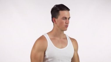 Gömleğini kaldırma yakışıklı kaslı adam onun altılı paket abs, esneme