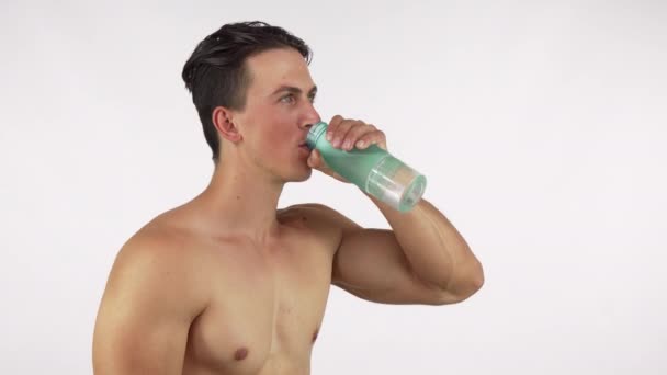 Atletische gelukkig gezonde man die lacht, drinkwater na gym — Stockvideo