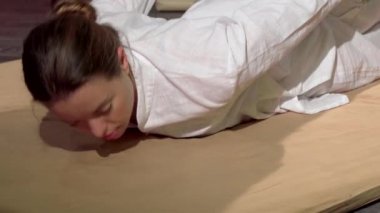 Genç kadının geleneksel Tay masajı, onu geri sahip gergin