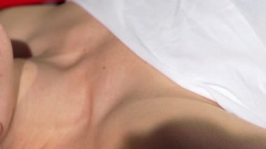 Güzel kadın gözleri kapalı, gülümseyen yüz Masaj Spa alma