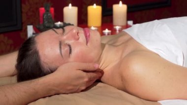 Rahatlatıcı boyun masajı sonra kameraya gülümseyen mutlu çekici kadın