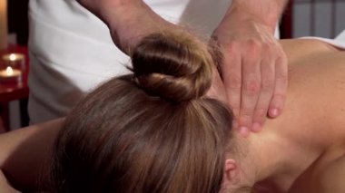 Spa merkezinde sırt masajı rahatlatıcı alma kadın