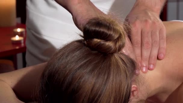 Kvinde modtager rygmassage på spa-center — © kotlyarn #240885554