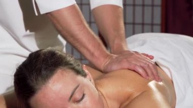 Muhteşem kadının Spa, sırt masajı kameraya gülümseyen