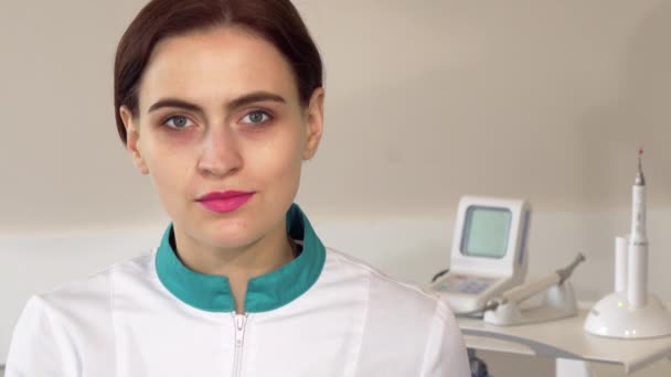 Adorável dentista feminino sorrindo para a câmera, segurando o molde de dente — Vídeo de Stock