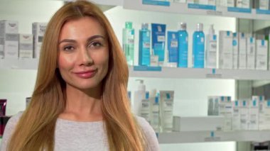 Eczanedeki jandarmanın gülümseyen hap, blister tutan güzel mutlu kadın