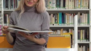 Kadın okuyucu Kütüphane, okuma sırasında bir kitabın sayfaları üzerinden dönüm