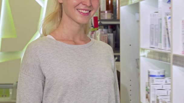 Sonriente cliente femenino mostrando signo de ok, sosteniendo píldoras ampolla en la farmacia — Vídeos de Stock