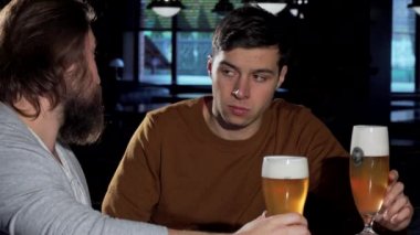 Onun arkadaşı ile barda içki depresif genç adam
