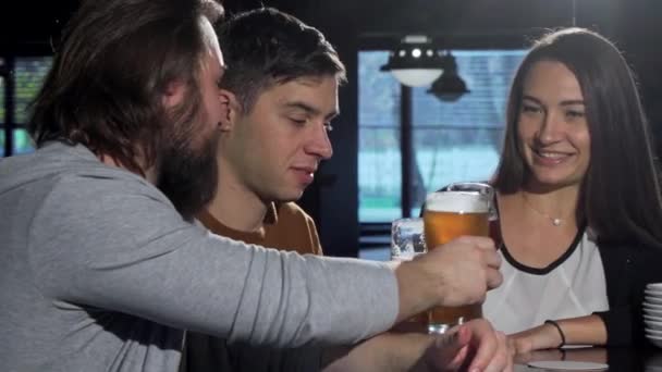 Bebaarde man genieten van heerlijk bier met zijn vrienden aan de bar — Stockvideo