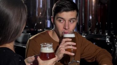 Yakışıklı adam birasını, tadını barda kız arkadaşıyla içme