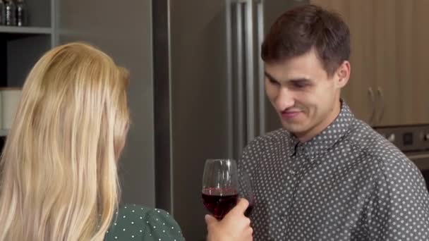 Jóképű férfi csengő poharak barátnőjével vásárol új haza ünnepli — Stock videók