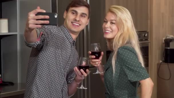 Jonge gelukkige paar nemen van selfies met slimme telefoon, het vieren van Valentijnsdag — Stockvideo
