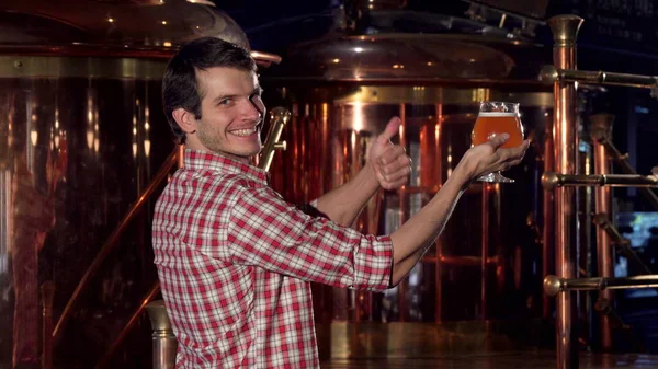 Mutlu bira bira inceledikten sonra başparmak gösterilmesini dikiz atış