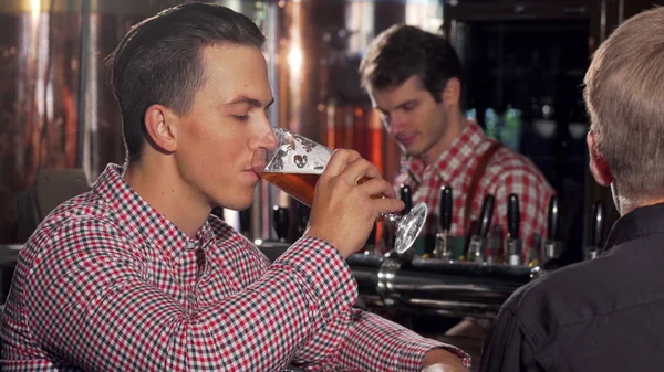 Lezzetli bira zevk, arkadaşı barda konuşmak mutlu yakışıklı — Stok fotoğraf