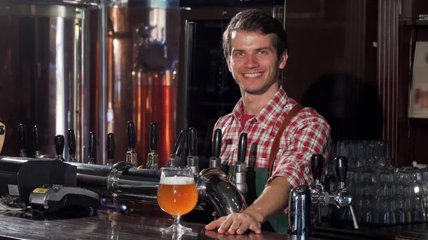 Dökme ve lezzetli zanaat bira onun barda hizmet veren erkek barmen — Stok fotoğraf