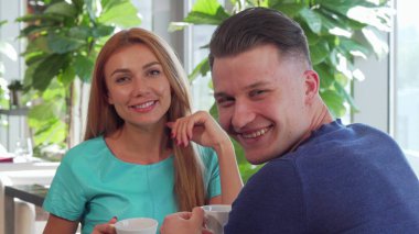 Mutlu çift birlikte restoranda kahvaltı keyfi