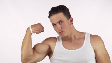 Esneme şiddetle kameraya bakarak onun pazı kas genç adam