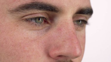 Bir adamın gülümseyerek, uzakta düşünceli arıyorum