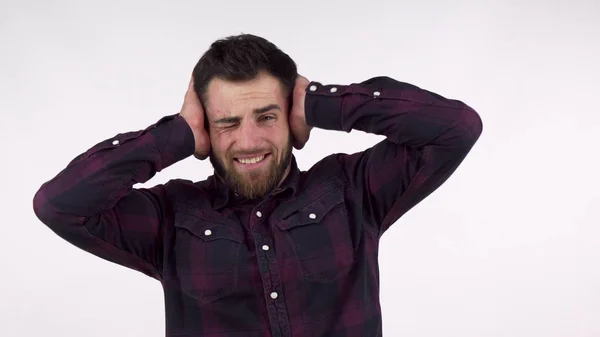 Homem barbudo cobrindo seus ouvidos de um barulho alto — Fotografia de Stock
