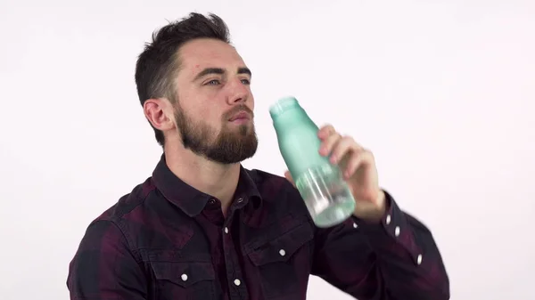 Vonzó férfi, élvezve a friss vizet inni egy üveg — Stock Fotó