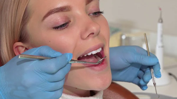 Mujer atractiva con dientes blancos sanos perfectos que se someten a chequeo oral —  Fotos de Stock